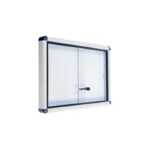 Bacheca con ante scorrevoli in vetro con serratura 150 x 7 x 100 cm By Habitat per Bambini di 2H arredi per asilo