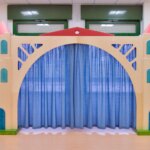 I giochi di ruolo La scala Teatro con 2 colonne vani giorno e ponte con sipario By Habitat per Bambini di 2H arredi per asilo