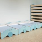 Lettino impilabile Pisolo in legno con angoli ad incastro e materassino By Habitat per Bambini di 2H arredi per asilo