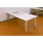 Tavolo rettangolare Pitagora bilaminato con 3 fori con vasche in plastica By Habitat per Bambini di 2H arredi per asilo